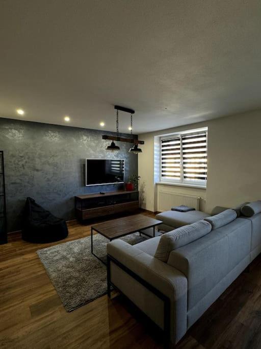 Modern Apartment In City Centre Besztercebánya Kültér fotó
