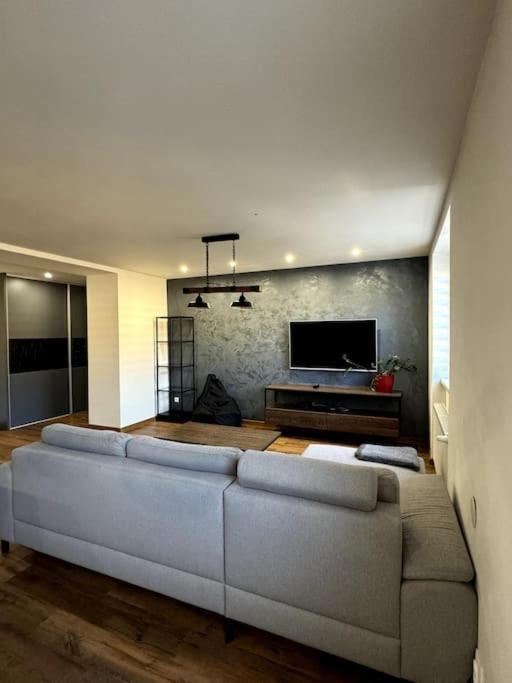 Modern Apartment In City Centre Besztercebánya Kültér fotó